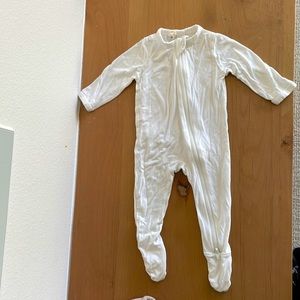 Kyte baby white zip up footie. Size 0-3 months